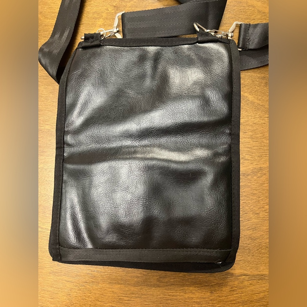 Sold*** Clinique BRUSH BELT makeup brush holder faux leather black (0393) - Picture 9 of 11